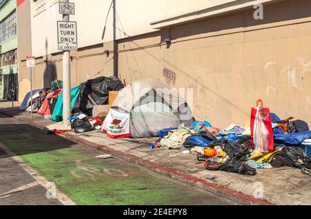 Zelte von Obdachlosen auf dem Bürgersteig in San Francisco, Kalifornien, USA. Stockfoto