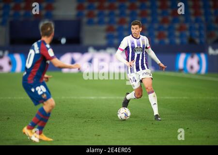 Valencia, Spanien. Januar 2021. Rubén Alcazar (Mittelfeld; Real Valladolid CF) und Carlos Clerc (Verteidigung; Levante UD) im Einsatz während des Endesa League-Spiels zwischen Levante UD und Real Valladolid CF im Stadion der Stadt Valencia. (Endergebnis: Levante UD: 2 - Real Valladolid CF: 2) Credit: SOPA Images Limited/Alamy Live News Stockfoto