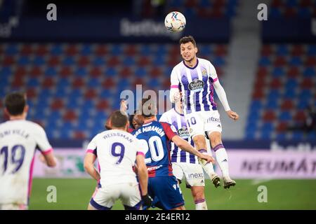 Valencia, Spanien. Januar 2021. 'scar Plano (Mittelfeld; Real Valladolid CF) in Aktion während des Endesa League-Spiels zwischen Levante UD und Real Valladolid CF im Stadion der Stadt Valencia. (Endergebnis: Levante UD: 2 - Real Valladolid CF: 2) Credit: SOPA Images Limited/Alamy Live News Stockfoto