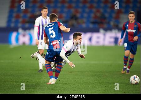 Valencia, Spanien. Januar 2021. Nemanja Radoja (Mittelfeld; Levante UD) und 'Scar Plano (Mittelfeld; Real Valladolid CF) in Aktion während des Endesa League-Spiels zwischen Levante UD und Real Valladolid CF im Stadion der Stadt Valencia. (Endergebnis: Levante UD: 2 - Real Valladolid CF: 2) Credit: SOPA Images Limited/Alamy Live News Stockfoto