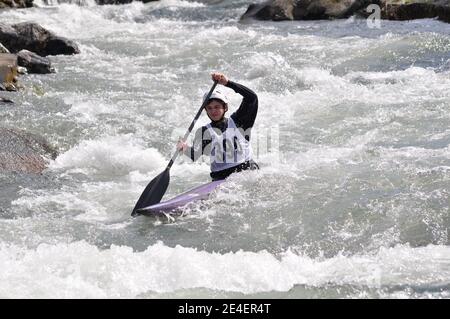 Skopje, Mazedonien, April 07,2018. Auf dem Fluss Treska wurde 50-th jährlichen Internationalen Ilinden Kanuslalom Wettbewerb – IKAS statt. Stockfoto