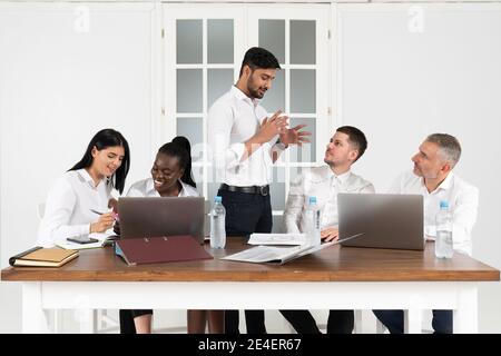 Geschäftsleute, die ein Geschäftstreffen abhalten. Glücklich vielfältige multiethnische Business-Team junge und alte Arbeitnehmer im Gespräch Brainstorming auf Projekt im Büro Stockfoto