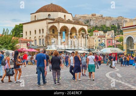 Athen, Griechenland - 20. September 2019: Menschen auf dem Monastiraki-Platz in Athen Stockfoto