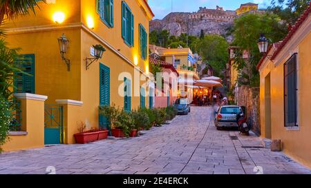 Athen, Griechenland - 20. September 2019: Eine Straße im Plaka-Viertel am Hang des Akropolis-Hügels in Athen in der Abenddämmerung Stockfoto