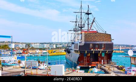 Aya Napa, Zypern - 24. Januar 2019: Großes Touristensegelschiff im Hafen von Ayia Napa (Agia Napa) Stockfoto