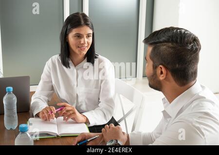 Serious Business Mann Teamleiter Coach Mentor Gespräch mit Mädchen maneger im Büro erklären Strategie, Frau hören Chef instruieren Praktikanten bei Briefing Stockfoto