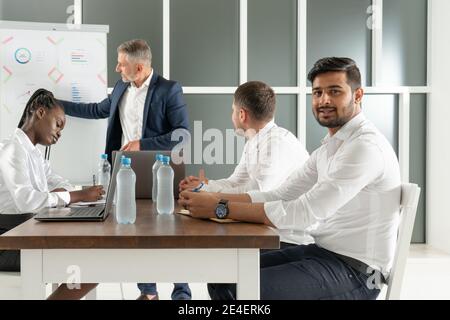 Serious Business man Teamleiter Coach Mentor Gespräch mit verschiedenen Geschäftsleuten im Büro Erklären Strategie bei Unternehmensgruppentreffen, multiethnische Mitarbeiter Stockfoto