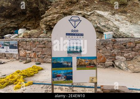 Agkali Beach, Folegandros Island, Griechenland- 24 September 2020: Werbung für Kreuzfahrten und Wassersport. Gelbe Bootsanlegestelle. Stockfoto