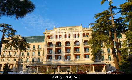 Portoroz, Slovenija, 06. Januar 2020, Palace Hotel und blauer Himmel. Stockfoto