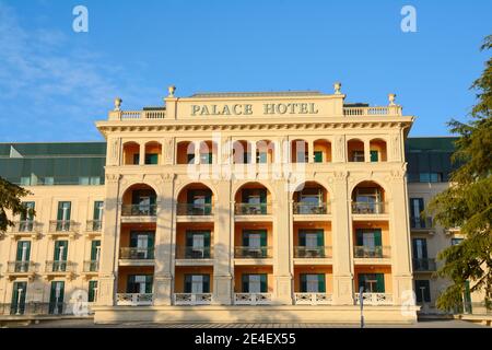 Portoroz, Slovenija, 06. Januar 2020, Palace Hotel und blauer Himmel. Stockfoto