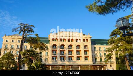 Portoroz, Slovenija, 06. Januar 2020, Palace Hotel und blauer Himmel. Stockfoto