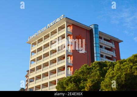 Portoroz, Slovenija, 06. Januar 2020, Palace Hotel und blauer Himmel. Stockfoto