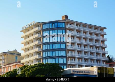 Portoroz, Slovenija, 06. Januar 2020, Palace Hotel und blauer Himmel. Stockfoto