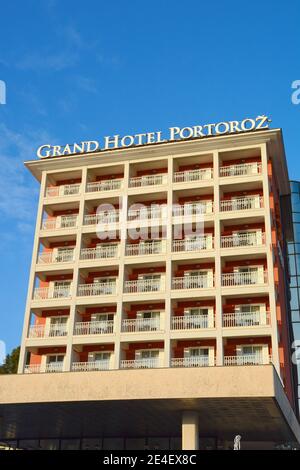 Portoroz, Slovenija, 06. Januar 2020, Palace Hotel und blauer Himmel. Stockfoto