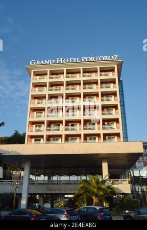 Portoroz, Slovenija, 06. Januar 2020, Palace Hotel und blauer Himmel. Stockfoto