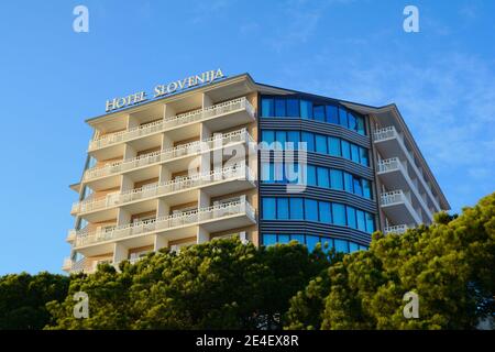 Portoroz, Slovenija, 06. Januar 2020, Palace Hotel und blauer Himmel. Stockfoto