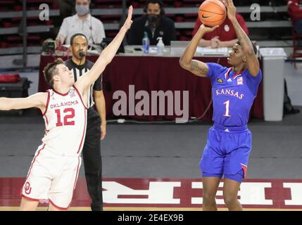 Norman, OK, USA. Januar 2021. Kansas Jayhawks Wache Tyon Grant-Foster (1) versucht eine Schrotflinte Oklahoma Sooners Wache Austin Reaves (12) versucht, es während eines Basketballspiels zwischen den Kansas Jayhawks und Oklahoma Sooners im Lloyd Noble Center in Norman, OK, zu blockieren. Gray Siegel/CSM/Alamy Live News Stockfoto
