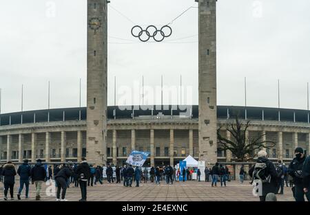 Berlin, Deutschland. 23. Jan, 2021. firo: 23.01.2021 Fußball: 1. Bundesliga HERTHA BSC -Berlin - SV Werder Bremen Hertha, Fans, Protest vor dem Olympiastadion Quelle: dpa/Alamy Live News Stockfoto