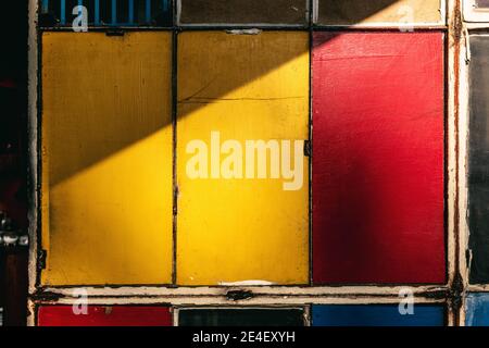 Nahaufnahme von alten bunten Holzfliesen Stockfoto