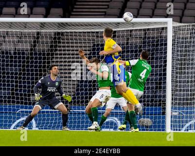 Hampden Park Stadium, Glasgow, Schottland, Großbritannien. 23. Januar 2021 Jason Kerr von St. Johnstone erzielt das Eröffnungstreffer im Halbfinale des Betfred Cup gegen St. Johnstone gegen Hibernian Credit: Alan Rennie/Alamy Live News Stockfoto