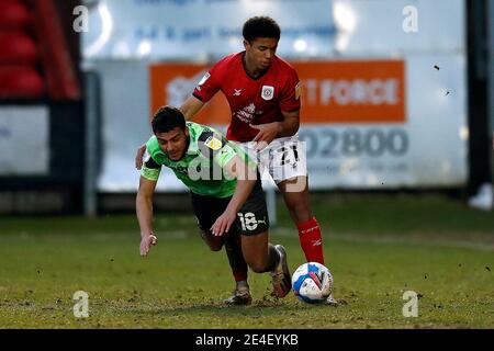 CREWE, ENGLAND. 23. JANUAR: Wimbledons Nesta Guiness-Walker stößt sich am Samstag, 23. Januar 2021, im Alexandra Stadium in Crewe am 23. Januar im Sky Bet League 1 Spiel zwischen Crewe Alexandra und AFC Wimbledon gegen Crewes Rio Adebisi. (Kredit: Chris Donnelly, MI News) Kredit: MI Nachrichten & Sport /Alamy Live Nachrichten Stockfoto