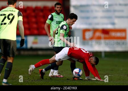 CREWE, ENGLAND. 23. JANUAR: Wimbledons Callum Reilly kämpft mit Crewes Owen Dale während des Sky Bet League 1 Spiels zwischen Crewe Alexandra und AFC Wimbledon im Alexandra Stadium, Crewe am Samstag, 23. Januar 2021. (Kredit: Chris Donnelly, MI News) Kredit: MI Nachrichten & Sport /Alamy Live Nachrichten Stockfoto