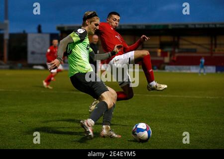 CREWE, ENGLAND. 23. JANUAR: Wimbledons Jack Radon kämpft mit Crewes Owen Dale während des Sky Bet League 1 Spiels zwischen Crewe Alexandra und AFC Wimbledon im Alexandra Stadium, Crewe am Samstag, 23. Januar 2021. (Kredit: Chris Donnelly, MI News) Kredit: MI Nachrichten & Sport /Alamy Live Nachrichten Stockfoto