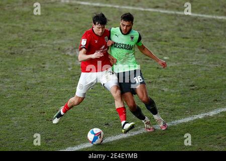 CREWE, ENGLAND. 23. JANUAR: Wimbledons Nesta Gigue-Walker kämpft mit Crewes Billy Jones während des Sky Bet League 1 Spiels zwischen Crewe Alexandra und AFC Wimbledon im Alexandra Stadium, Crewe am Samstag, 23. Januar 2021. (Kredit: Chris Donnelly, MI News) Kredit: MI Nachrichten & Sport /Alamy Live Nachrichten Stockfoto