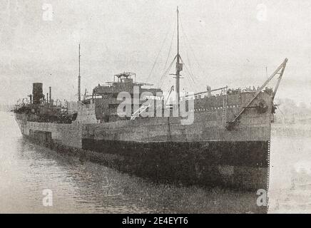 Ein Foto von ca. 1941, das den restaurierten britischen Öltanker M V 'Imperial Transport' zeigt, der 12,500 Tonnen Öl transportieren kann. Wegen der Investitionen der britischen Regierung in viele der frühen Tanker trugen die ersten Schiffe früher das Präfix "britisch" und nicht "Imperial" . Die britische Tanker Company Limited (BTC) wurde im April 1915 ins Leben gerufen. Mit dem Ausbruch des Zweiten Weltkriegs charterte die britische Regierung die gesamte Flotte von 93 Schiffen von BTC, um Treibstoff (Rohöl und raffinierte Ölprodukte einschließlich Heizöl, Benzin und Kerosin) für ihre Streitkräfte zu transportieren. Stockfoto