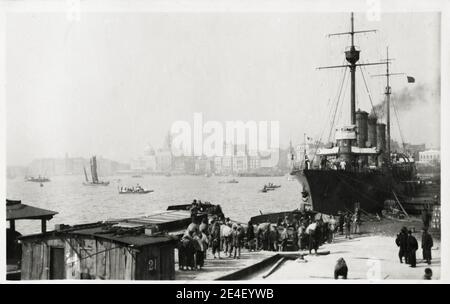 Foto von Vintage c.: Schiff im Hafen, Kai, Shanghai China, Blick auf den Bund. Stockfoto