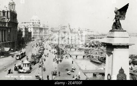 Foto von Vintage c.: Blick entlang des Bundes mit dem Whangpu-Fluss, Shanghai, China. Stockfoto