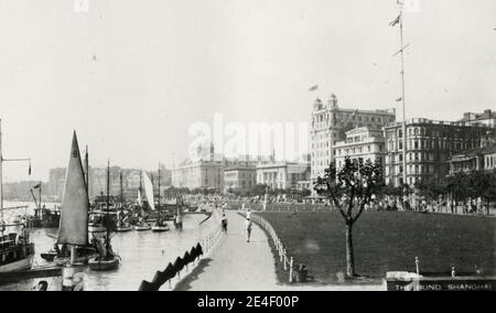 Foto von Vintage c.: Blick entlang des Bundes mit dem Whangpu-Fluss, Shanghai, China. Stockfoto