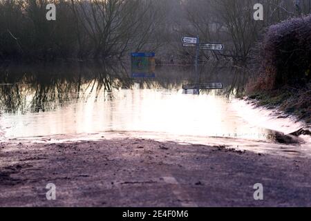 Newton Lane unter Flutwasser bei Fairburn ings in North Yorkshire, Großbritannien Stockfoto