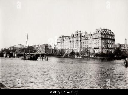 Vintage 19. Jahrhundert Foto: Amstel Hotel vom Wasser, Amsterdam, Niederlande. Stockfoto