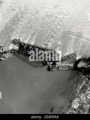 Vintage World war II Photo - offizielles US-Militärfoto: Bombenschaden an der Eller-Eisenbahnbrücke, Deutschland Stockfoto