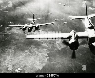 Vintage World war II Photo - offizielles US-Militärfoto: Douglas A-26 Invaderbomber, die ihre Munition auf einer Munitionsdeponie in der Nähe von Bonn abwerfen. Stockfoto