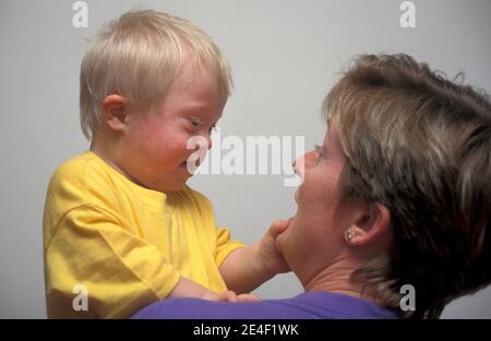 Glückliche Interraktion zwischen Mutter und ihrem Downs-Syndrom Sohn Stockfoto