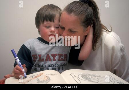 Mutter spielt mit ihrem Downs-Syndrom Sohn Stockfoto