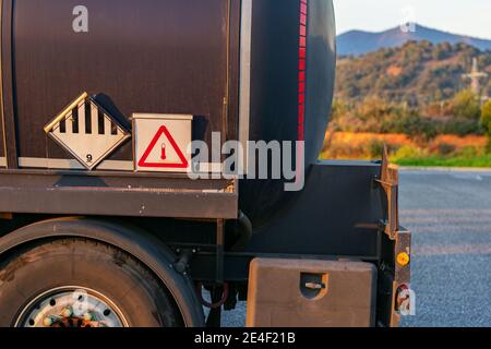 Warnschild für Hochtemperatur-Flüssigkeiten und sonstige Gefahren am Tankwagen für Gefahrgut. Stockfoto