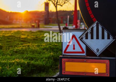 Warnschild für Hochtemperatur-Flüssigkeiten und sonstige Gefahren am Tankwagen für Gefahrgut. Stockfoto