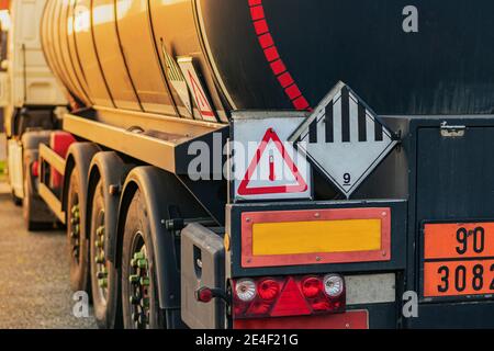 Warnschild für Hochtemperatur-Flüssigkeiten und sonstige Gefahren am Tankwagen für Gefahrgut. Stockfoto