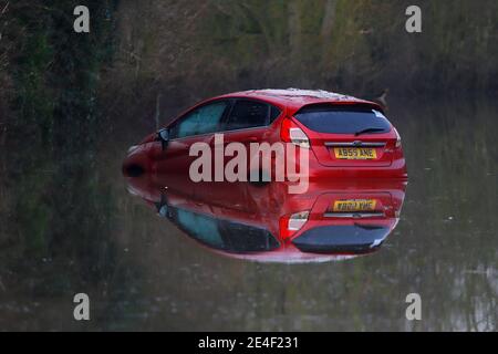 Ein Autofahrer musste sein Auto verlassen, nachdem er während des Sturms Christoph in der Newton Lane in Fairburn im Flutwasser gestrandet war. Stockfoto