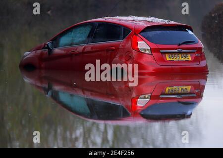 Ein Autofahrer musste sein Auto verlassen, nachdem er während des Sturms Christoph in der Newton Lane in Fairburn im Flutwasser gestrandet war. Stockfoto