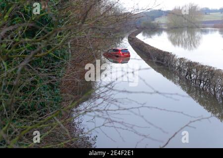 Ein Autofahrer musste sein Auto verlassen, nachdem er während des Sturms Christoph in der Newton Lane in Fairburn im Flutwasser gestrandet war. Stockfoto