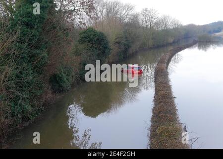 Ein Autofahrer musste sein Auto verlassen, nachdem er während des Sturms Christoph in der Newton Lane in Fairburn im Flutwasser gestrandet war. Stockfoto