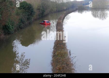 Ein Autofahrer musste sein Auto verlassen, nachdem er während des Sturms Christoph in der Newton Lane in Fairburn im Flutwasser gestrandet war. Stockfoto