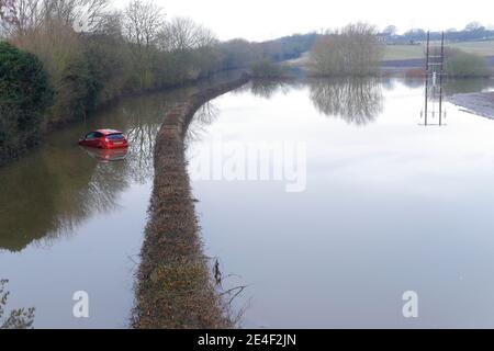 Ein Autofahrer musste sein Auto verlassen, nachdem er während des Sturms Christoph in der Newton Lane in Fairburn im Flutwasser gestrandet war. Stockfoto