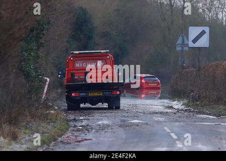 Ein Autofahrer musste sein Auto verlassen, nachdem er während des Sturms Christoph in der Newton Lane in Fairburn im Flutwasser gestrandet war. Stockfoto