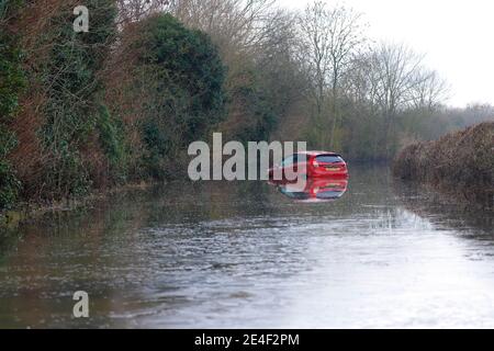 Ein Autofahrer musste sein Auto verlassen, nachdem er während des Sturms Christoph in der Newton Lane in Fairburn im Flutwasser gestrandet war. Stockfoto