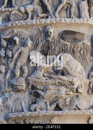 Rom. Italien. Säule des Marcus Aurelius (193 n. Chr.), auf der Piazza Colonna. Detail einer Reliefszene, die das "Regenwunder im Gebiet des Quadi darstellt Stockfoto